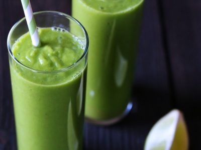 Green Detox Smoothie Recipe - plus the ultimate guide to what you should put in your smoothie for weight loss, workout recovery and more